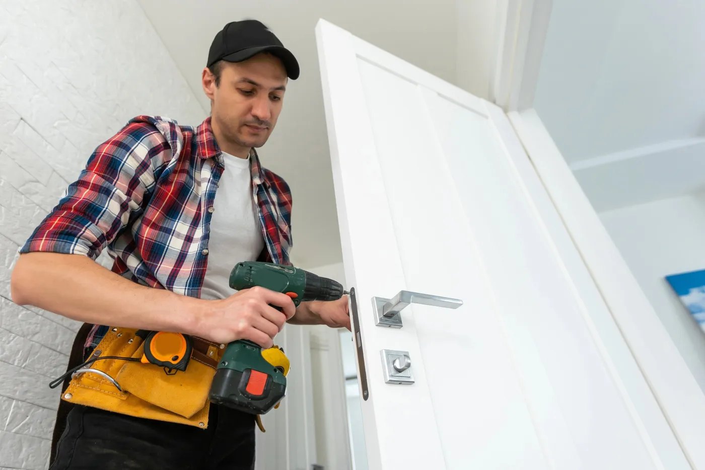 Artisan serrurier posant une serrure sur une porte d'entrée à Saint-Germain-en-Laye (78100)