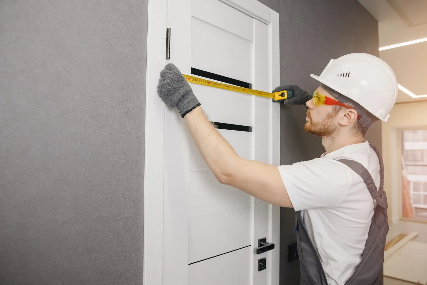 Prise de mesures avant blindage d'une porte d'entrée à Saint-Germain-en-Laye